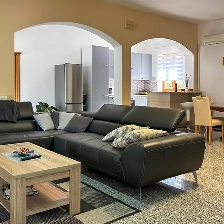 2 Bedroom Cozy In *