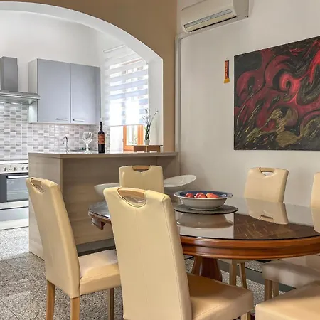 2 Bedroom Cozy In